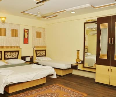 https://imgcld.yatra.com/ytimages/image/upload/t_hotel_yatra_city_desktop/v1481008437/Domestic Hotels/Hotels_Shirdi/Sai Suraj Palace Hotel/Room_view.jpg